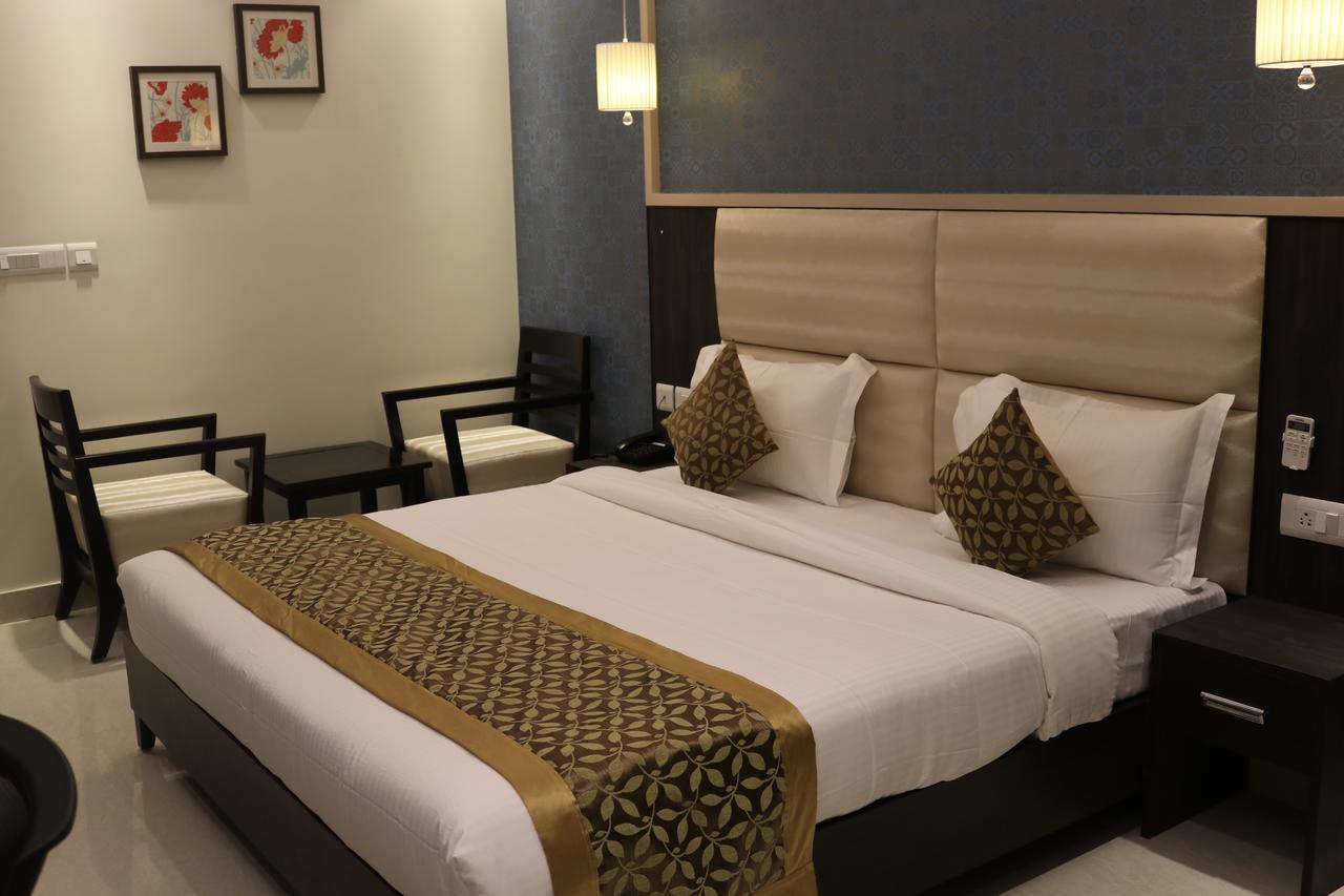 Hotel Solitaire Chinhat Eksteriør bilde